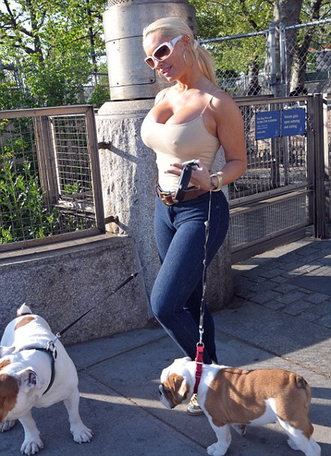 Η Coco Austin βγάζει τα σκυλιά της βόλτα! (Photos) - Φωτογραφία 5