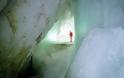 Δείτε την απίστευτης ομορφιάς σπηλιά από πάγο!