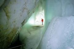 Δείτε την απίστευτης ομορφιάς σπηλιά από πάγο!