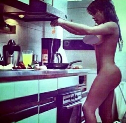 Η Kim Kardashian τηγανίζει αυγά ολόγυμνη!!! (Photos) - Φωτογραφία 2