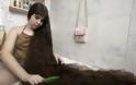 12χρονη πούλησε τα μαλλιά της μήκους περίπου 1,6 μέτρων για να αγοράσει νέο σπίτι για την οικογένειά της!