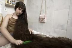 12χρονη πούλησε τα μαλλιά της μήκους περίπου 1,6 μέτρων για να αγοράσει νέο σπίτι για την οικογένειά της!