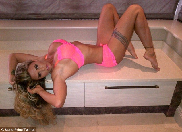 Η Katie Price ποζάρει με τα εσώρουχά της στην κουζίνα (Photos) - Φωτογραφία 2