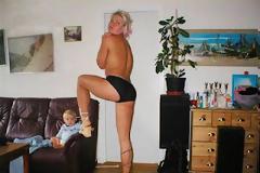 Tragic - Sexy μαμάδες ποζάρουν με το λάθος κοινό (photos)