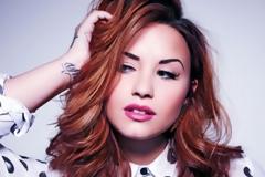 19χρονη τραγουδίστρια βγήκε από την κλινική και αποκαλύπτει