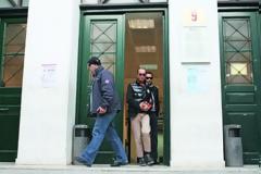 Ο γνωστός σχεδιαστής μόδας και επιχειρηματίας,Λάκης Γαβαλάς ξαναχτυπά με δύο νέα ΑΝΟΡΘΟΓΡΑΦΑ tweets