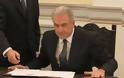 Αποκάλυψη -> O Παπαδήμος αποχωρεί (αηδιασμένος), ο Αβραμόπουλος ορκίζεται πρωθυπουργός της συγκυβέρνησης!