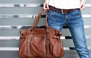 Δες πως η τσάντα σου σε κάνει πιο χοντρή (το ίδιο και το κολάν και τα τακούνια) - Φωτογραφία 1