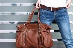 Δες πως η τσάντα σου σε κάνει πιο χοντρή (το ίδιο και το κολάν και τα τακούνια)