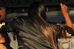 Ποια διάσημη τραγουδίστρια αποκαλύπτει τα οπίσθια της;