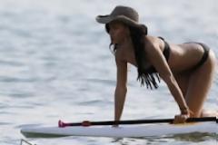 H Ριχάνα μεθυσμένη με μικροσκοπικό μαύρο μπικίνι στην Χαβάη (εικόνες)