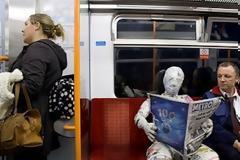 Δείτε τους πιο τραγικούς ανθρώπους που κυκλοφορούν μέσα στο μετρό!