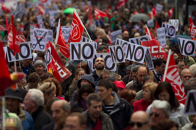 Oι Ισπανοί διαδηλώνουν μαζικά ενάντια στις περικοπές στην υγεία και την παιδεία - Φωτογραφία 2