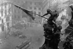 Σαν σήμερα κυμάτισε το σφυροδρέπανο στο Ράιχσταγκ