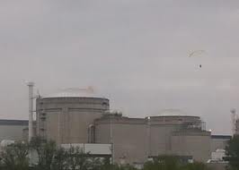 Ακτιβιστής της Greenpeace εισήλθε με αλεξίπτωτο πλαγιάς σε πυρηνικό σταθμό - Φωτογραφία 1