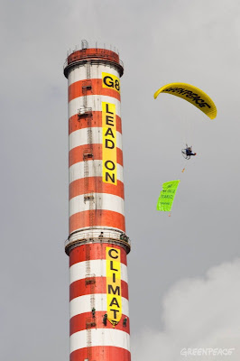 Ακτιβιστής της Greenpeace εισήλθε με αλεξίπτωτο πλαγιάς σε πυρηνικό σταθμό - Φωτογραφία 2