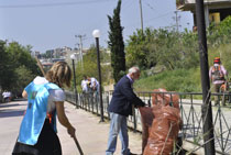 Δήμοι και πολίτες πήραν τις σκούπες σε Νέα Ιωνία και Ηράκλειο - Φωτογραφία 1