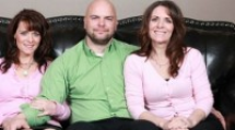 VIDEO: Δίδυμες αδελφές παντρεύτηκαν τον ίδιο άντρα! - Φωτογραφία 1