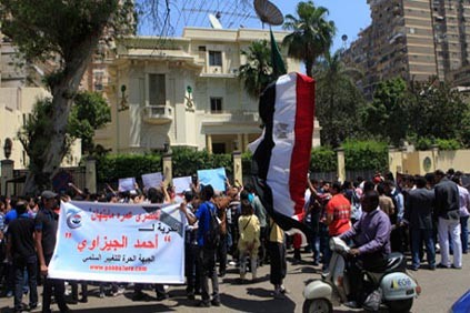 Αίγυπτος: Στρατιωτικές ενισχύσεις για τις συγκρούσεις στο ΥΠΑΜ Διαδηλωτές ζητούν την αποπομπή της στρατιωτικής ηγεσίας της χώρας. - Φωτογραφία 1