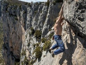 Απίστευτο: Σκαρφάλωσε σε απόκρημνο βράχο 155 μέτρων με γυμνά χέρια [φωτο] - Φωτογραφία 1