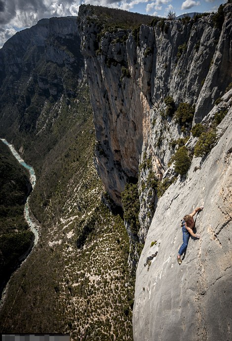 Απίστευτο: Σκαρφάλωσε σε απόκρημνο βράχο 155 μέτρων με γυμνά χέρια [φωτο] - Φωτογραφία 2