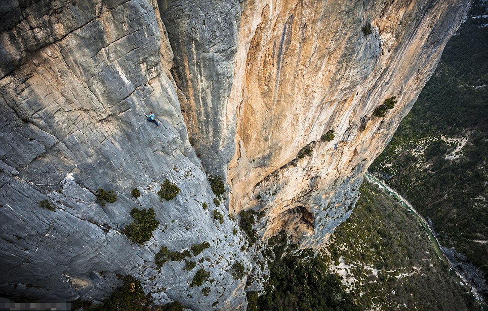 Απίστευτο: Σκαρφάλωσε σε απόκρημνο βράχο 155 μέτρων με γυμνά χέρια [φωτο] - Φωτογραφία 4