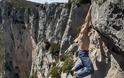 Απίστευτο: Σκαρφάλωσε σε απόκρημνο βράχο 155 μέτρων με γυμνά χέρια [φωτο]