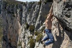 Απίστευτο: Σκαρφάλωσε σε απόκρημνο βράχο 155 μέτρων με γυμνά χέρια [φωτο]