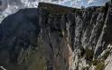 Απίστευτο: Σκαρφάλωσε σε απόκρημνο βράχο 155 μέτρων με γυμνά χέρια [φωτο] - Φωτογραφία 2