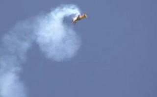 Τρελοί πιλότοι κάνουν τα πιο επικίνδυνα κόλπα που έχετε δει [video] - Φωτογραφία 1