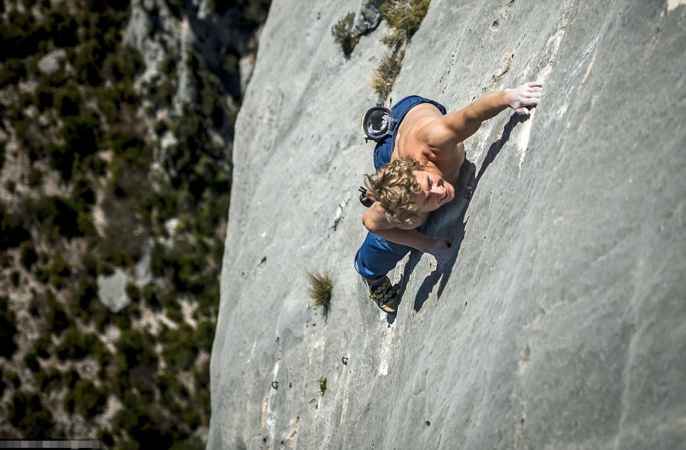 ΑΠΙΣΤΕΥΤΟ: Σκαρφάλωσε σε απόκρημνο βράχο 155 μέτρων με γυμνά χέρια - Φωτογραφία 3