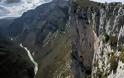 ΑΠΙΣΤΕΥΤΟ: Σκαρφάλωσε σε απόκρημνο βράχο 155 μέτρων με γυμνά χέρια