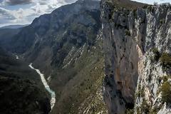 ΑΠΙΣΤΕΥΤΟ: Σκαρφάλωσε σε απόκρημνο βράχο 155 μέτρων με γυμνά χέρια