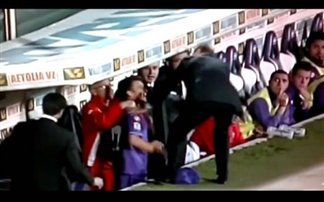 VIDEO: Προπονητής πλάκωσε στο ξύλο παίκτη του στον πάγκο! - Φωτογραφία 1