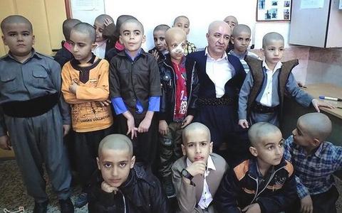 Δάσκαλος από το Ιράν ξύρισε το κεφάλι του για να συμπαρασταθεί σε μαθητή του [photos] - Φωτογραφία 3