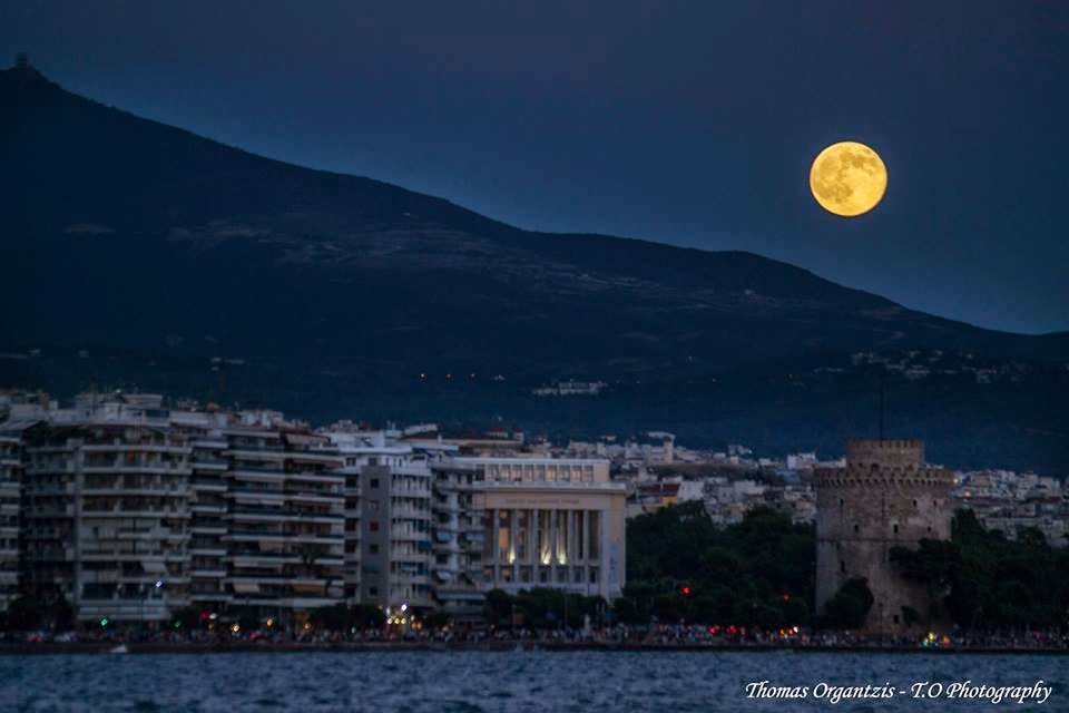 Η εντυπωσιακή πανσέληνος που μάγεψε όλη την Ελλάδα [photos] - Φωτογραφία 2