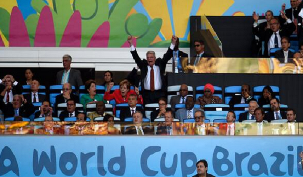 Παγκόσμιο Κύπελλο Ποδοσφαίρου 2014: Το απίστευτο τσαντάκι της Μέρκελ έκλεψε τις εντυπώσεις - Φωτογραφία 1