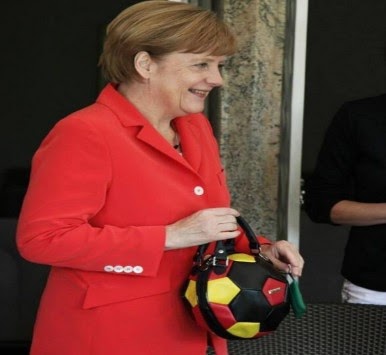 Παγκόσμιο Κύπελλο Ποδοσφαίρου 2014: Το απίστευτο τσαντάκι της Μέρκελ έκλεψε τις εντυπώσεις - Φωτογραφία 2