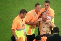 Ο θεότρελος φαρσέρ Jimmy Jump έβαλε «φωτιά» στον τελικό: Καρέ καρέ η εισβολή που δεν έδειξε η τηλεόραση [photos]