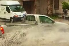 Άνοιξαν οι ουρανοί το πρωί στη Λαμία - Φούσκωσε ο Ξηριάς - Τίναξαν τα φρεάτια - Κεραυνός έβαλε φωτιά [photos]