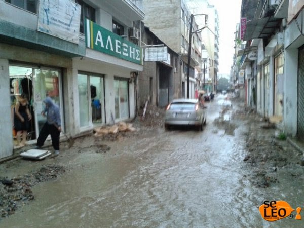 Βιβλική καταιγίδα στη Θεσσαλονίκη: Οι δρόμοι έγιναν ποτάμια και ένα δέντρο γκρέμισε... περίπτερο! - Φωτογραφία 4