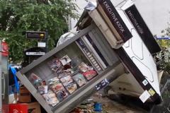 Βιβλική καταιγίδα στη Θεσσαλονίκη: Οι δρόμοι έγιναν ποτάμια και ένα δέντρο γκρέμισε... περίπτερο!