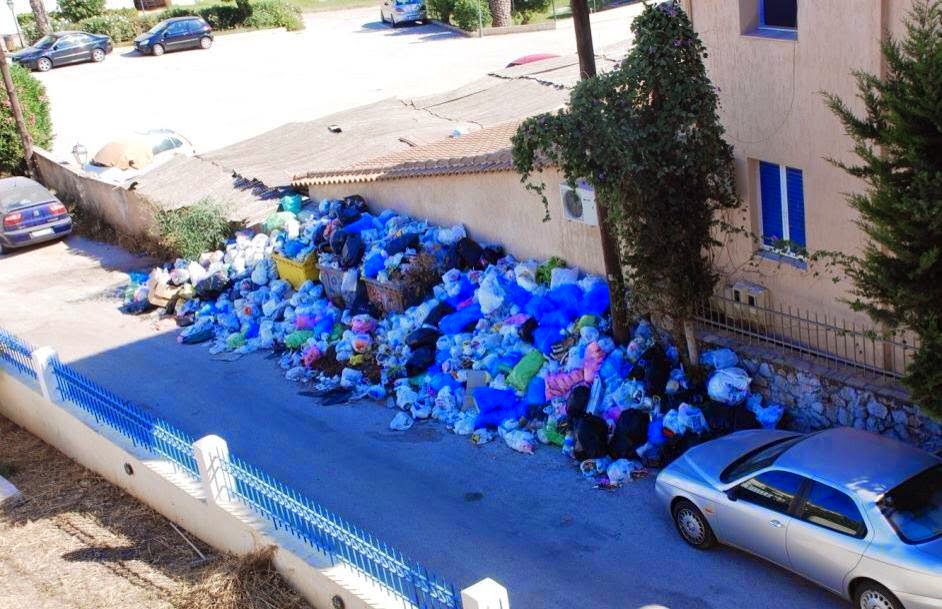 Τραγική η κατάσταση με τα σκουπίδια στο Πόρτο Χέλι [photos] - Φωτογραφία 1