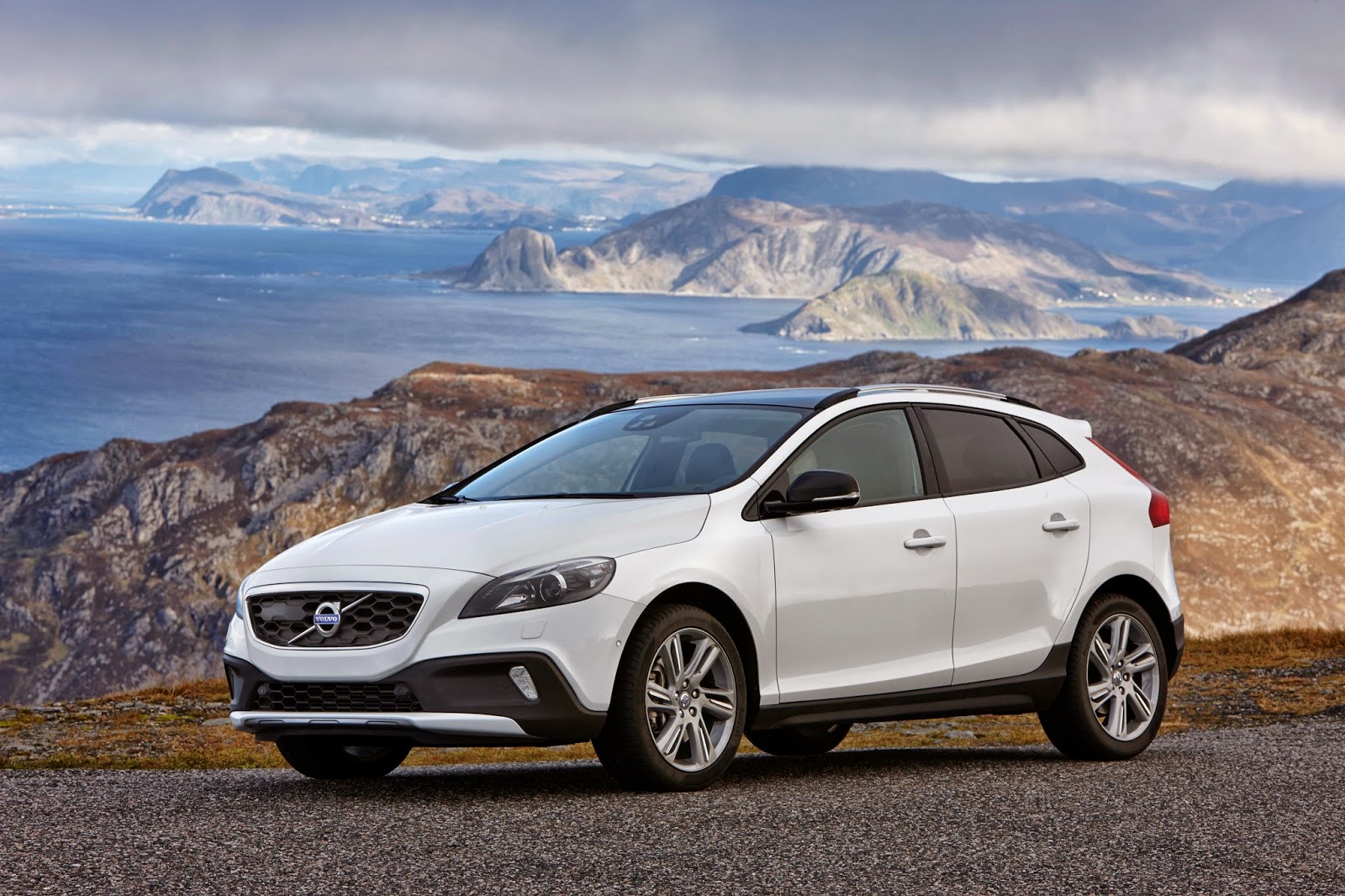 Volvo V40 και V40 Cross Country: στην κορυφή των πωλήσεων και το 2014 - Φωτογραφία 2