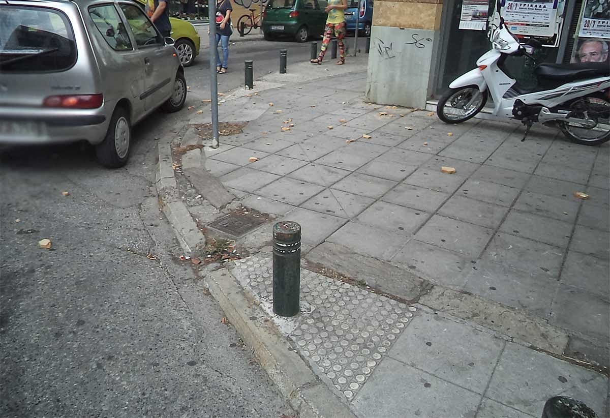 Γλίτωσαν τα… κεφάλια Τρικαλινών από κτίριο που «ξερνάει» την πρόσοψή του [photos] - Φωτογραφία 3