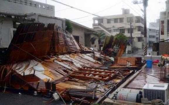 Χιλιάδες άνθρωποι εγκατέλειψαν τα σπίτια τους λόγω του τυφώνα - Φωτογραφία 1