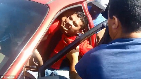 Προσπάθησε να κλέψει αυτοκίνητο με τη μητέρα και το παιδί της μέσα και τον έκαναν ... μαύρο στο ξύλο! [photos + video] - Φωτογραφία 2