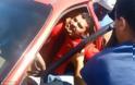 Προσπάθησε να κλέψει αυτοκίνητο με τη μητέρα και το παιδί της μέσα και τον έκαναν ... μαύρο στο ξύλο! [photos + video] - Φωτογραφία 2