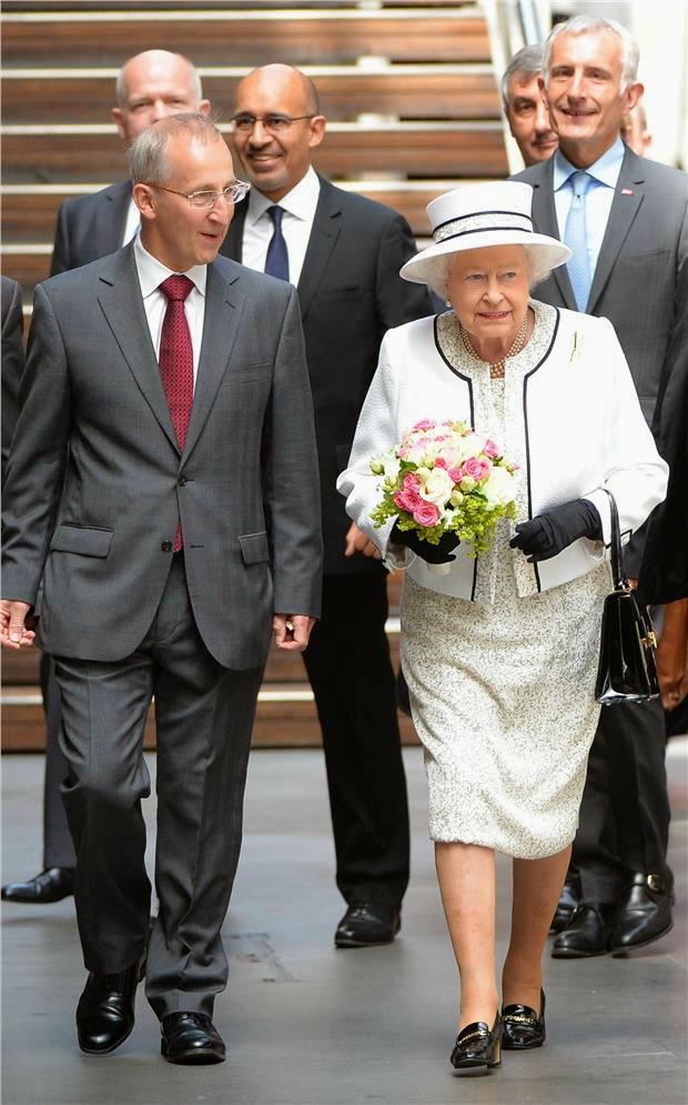 Γιατί η Βασίλισσα Ελισάβετ φοράει τα ίδια παπούτσια εδώ και 50 χρόνια; - Φωτογραφία 2