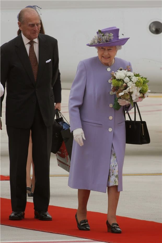 Γιατί η Βασίλισσα Ελισάβετ φοράει τα ίδια παπούτσια εδώ και 50 χρόνια; - Φωτογραφία 3